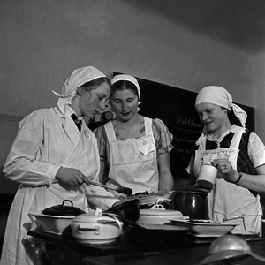 Cooking as part of home economics at the Reichsberufswettkampf contest 1937, Germany 1930s (b/w photo)