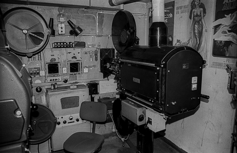 Berlin at the time of reunification 1989/1990 - Kino Schlüter (photo)