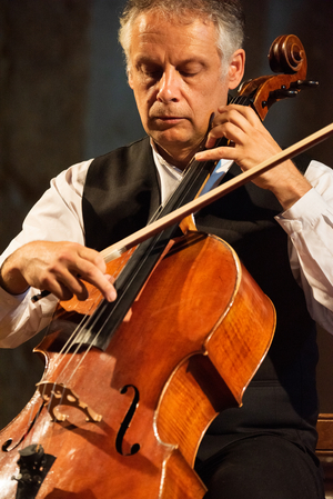 Pieter Wispelwey, Santo Stefano Church, Castelmuzio, Tuscany, 2019 (photo)