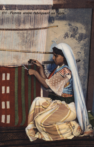 Arab girl making a carpet (photo)