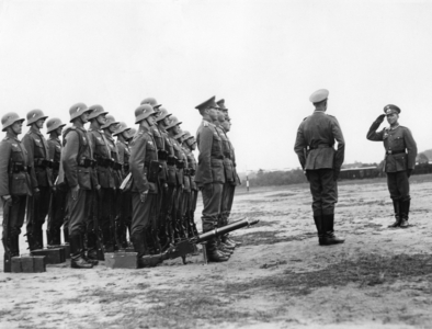 Soldiers report to their supervisor during an exercise, 1934 (b/w photo)