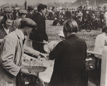 People's Ascot (b/w photo)