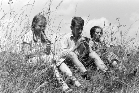 Outdoor classes at the rural school in Tiefensee run by Adolf Reichwein, Germany 1930s (b/w photo)