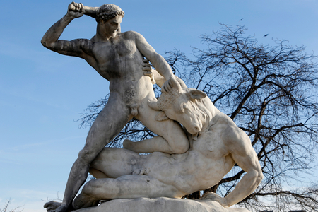 Jardin des tuileries, Thesee combattant le minotaure, Etienne Jules Ramey, 1821-27, marbre, Paris, France (photo)