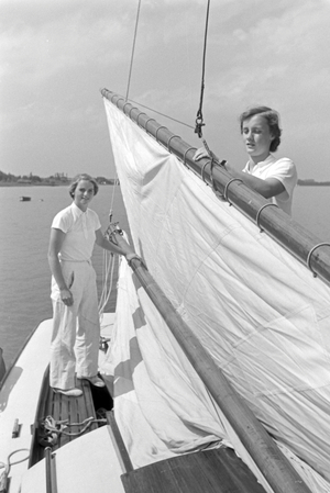 Sailing lessons on the Chiemsee, Germany 1930s (b/w photo)