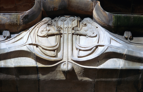 Figurative sculpture at the entrance to the Glasgow school of Art (photo)