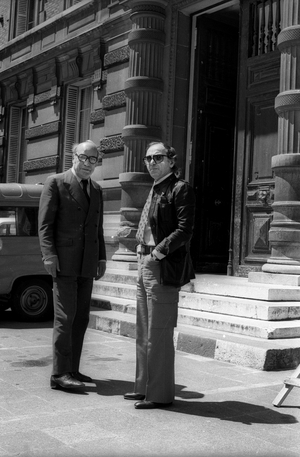 Charles Aznavour and his lawyer at the Versailles courthouse, 1977 (photo)