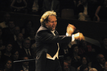 Riccardo Chailly conducting with baton in Lucerne, 2003