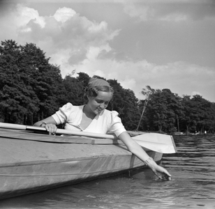 An excursion with a foldboat, Germany 1930s (b/w photo)