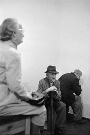 After an avalanche hit the village of Heiligenblut, Austria, survivors, locals and tourists sit stunned in a bare reception center ..., 1950 (photo)