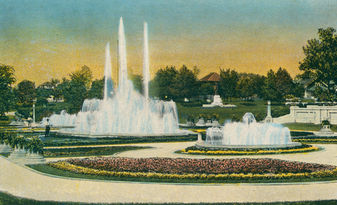 Indianapolis: Fountains in Sunken Gardens, Garfield Park (colour photo)