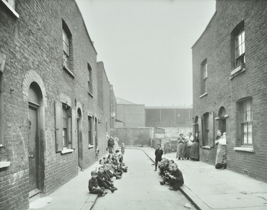 Chapel Place, London, 1915 (b/w photo)