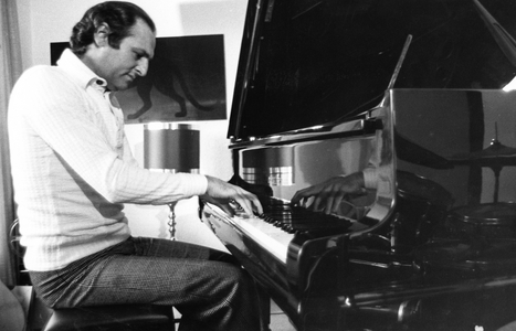 Renzo Arbore (b/w photo)