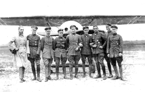 Group photo of German fighter pilots, 1918 (b/w photo)