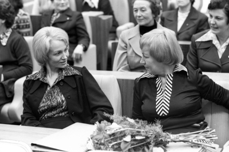 Education Minister Margot Honecker (left, GDR SED) in conversation on the occasion of ..., 1976 (photo)