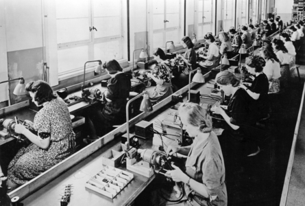 II. WK, Women in armament, 1944 (photo)