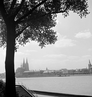 View from Deutz to the Cologne city side, 1930s (b/w photo)