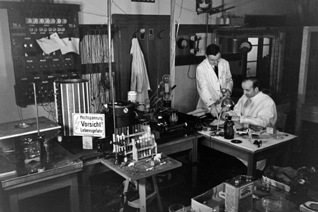 Scientific staff members with a test arrangement at a laboratory, Germany 1930s (b/w photo)