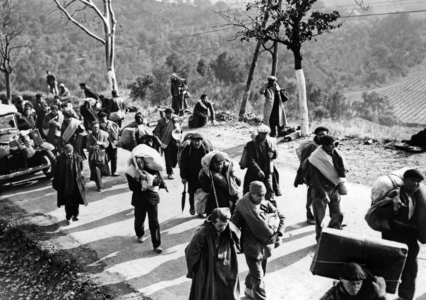 Republican fighters flee to France, 1939