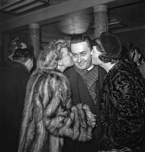 Prix Interallie 1949 (literary prize) : French writer Gilbert Sigaux has won the prize for his book "Chiens enrages", December 12, 1949 (b/w photo)