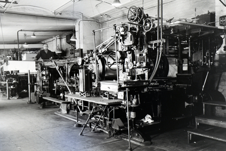 A rotary printing press in the plants of the mechanical engineering company MAN (Maschinenfabrik Augsburg-Nürnberg), Germany 1930s (b/w photo)