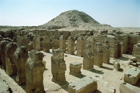 The colonnaded court of the Mastaba of Ptahshepses, chief of works of Pharaoh Sahure, Pyramids, Abu Sir, Egypt (photo)