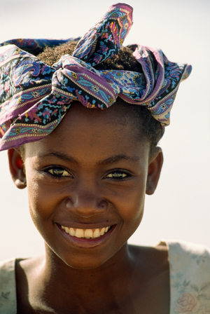 Teenage girl on Mozambique Island. Mozambique Isl,, Mozambique., 1990s (photo)