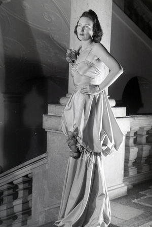 On the occasion of the Vienna fashion week in the house of fashion "Palais Lobkowitz", a model is presenting a new combination, Germany 1940s (b/w photo)