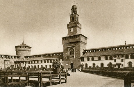 Milano: Il Castello, Cortile (b/w photo)