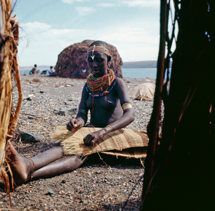 Elmolo woman weaving. Her earrings indicate she is married together with a thirteen strand … (photo)