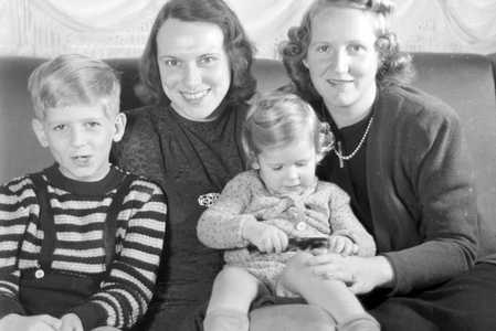 A family celebrating Christmas, Germany 1930s (b/w photo)