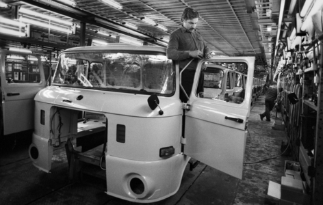 GDR, truck factory in Ludwigsfelde 1990 (photo)