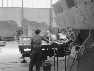 Årdal. Årdal works where aluminum is produced in the electrolysis halls that are …, 1948 (photo)