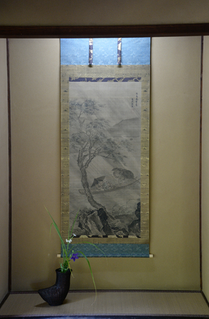 Japanese tokonoma (alcove) hanging scroll and flower arrangement (photo)