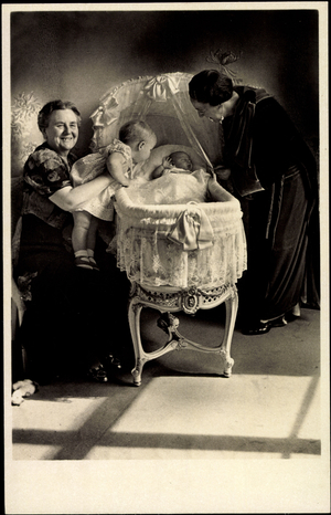 Ak Queen Juliana of the Netherlands, Wilhelmina, Children, Cot (b/w photo)