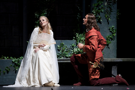 Nathalie Manfrino as Roxane and Nicolás Rivenq as Comte de Guich (photo)