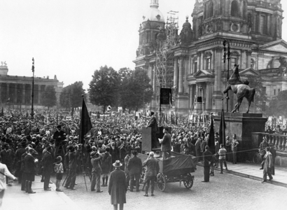 Anti-war rally of the SPD in Berlin, 1930 (b/w photo)