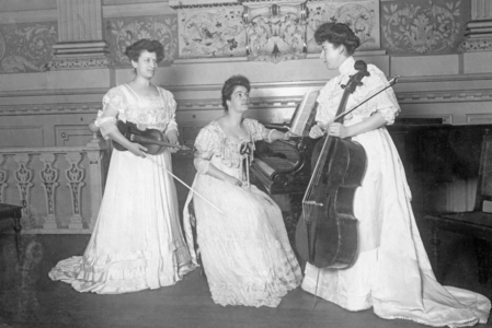 Female musicians at the beginning of the 20th century (b/w photo)