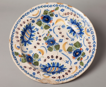 A dish. Ceramic work. Polychrome decoration. 19th century. Museum inventory no: 1289.