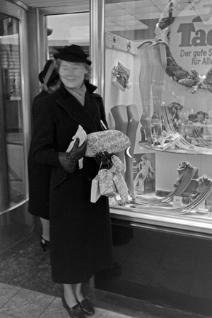 A woman doing christmas hopping, Germany 1930s (b/w photo)