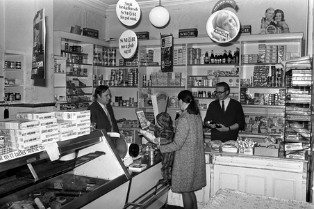 Oslo 19690415 Interior from Colonial Store in Seilduksgata 11. Classic shop with operation behind the …, 1969 (photo)