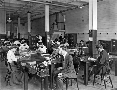1905 Busy Office Scene (b/w photo)