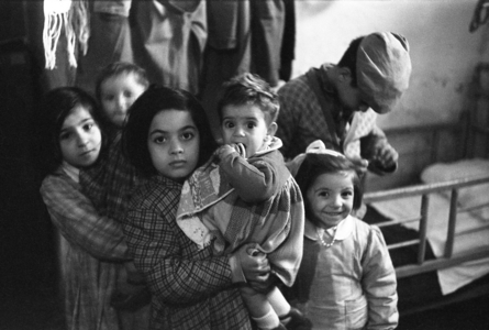 CROTONE - GROUP OF CHILDREN IN AN INDOOR (WET), 1957 (photo)