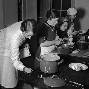 Women learn how to cook at a mother training of the Reichsmuetterdienst at Essen, Germany 1930s (b/w photo)