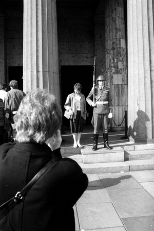 Passer-by stands next to a soldier in front of the NEW GUARD and has herself photographed - 1...., 1990 (photo)