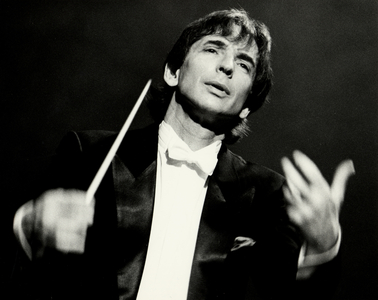 Michael Tilson Thomas conducting with baton in concert dress, 1991