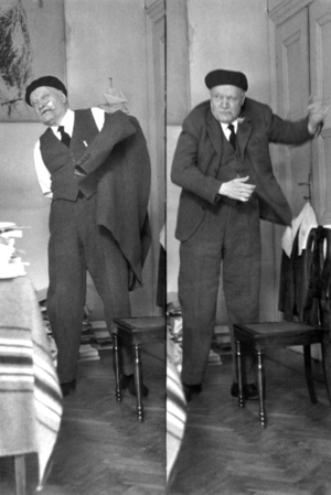 Roma, Italia, 1960, Il poeta Giuseppe Ungaretti nella sua casa mentre si infila la giacca. Questa immagine è tratta da un unicovintage stampato con due scatti  consecutivi in modo da dare l'idea di sequenza quasi speculare (b/w photo)