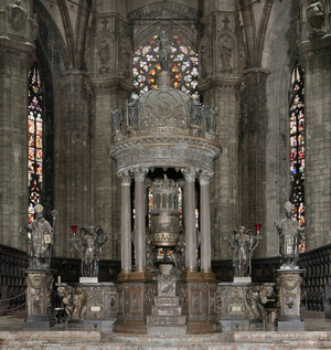 View of the ciborium with statues (photo)