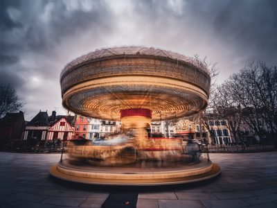Carousel spinning on the port of Vannes, 2023 (photo)