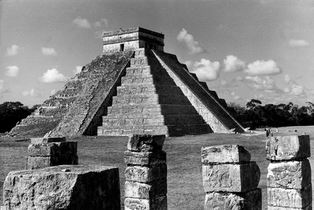 Travel to Mexico, Yucatan - El Castillo - the step pyramid Castillo temple of Chichen Itza, Maya civilization. Image date circa 1962. Photo Erich Andres